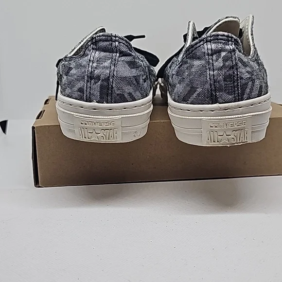 Converse Shoes in Men's Size 6 Women's Size 8 - Picture 4 of 6